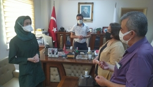 Kovid-19'u yenen öğretmenden tedavi gördüğü hastanedeki doktorlara ziyaret 