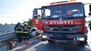 Kuşadası'nda otomobil bariyerlere çarptı: 1 ölü, 1 yaralı