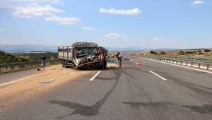 Manisa'da kamyonet, kamyona arkadan çarptı: 1 ölü, 1 yaralı