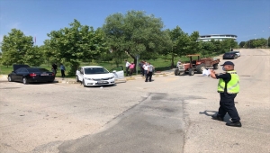 Manisa'da üniversite yerleşkesindeki trafik kazasında, rektörün de aralarında olduğu 5 kişi yaralandı