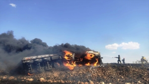 Mardin'de devrilen tırda çıkan yangın tarlaya sıçradı