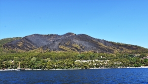 Marmaris'te yanan ormanlık alan denizden görüntülendi