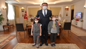 Matematik yarışmasında dünya şampiyonu olan minik öğrenciler Erzurum Valisi Memiş'i ziyaret etti