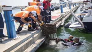 Mersin'de deniz dibinden alışveriş sepeti, halat ve plastik atıklar çıktı