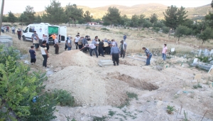 Mersin'de evlerinde ölü bulunan çiftin cenazeleri toprağa verildi