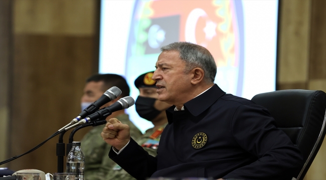 Milli Savunma Bakanı Akar, Libya'da askeri yetkililerle bir araya geldi