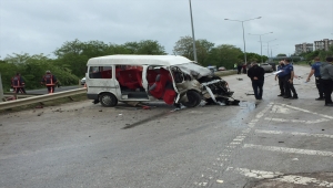 Ordu'da minibüs ile kamyonet çarpıştı: 13 yaralı