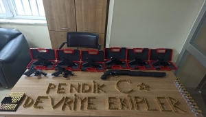 Pendik'te bir evde 10 silah ele geçirildi