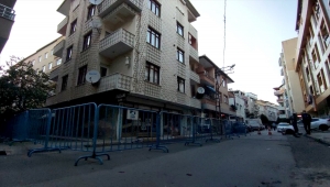Pendik'te depremin ardından hasar oluşan 4 katlı bina tahliye edildi