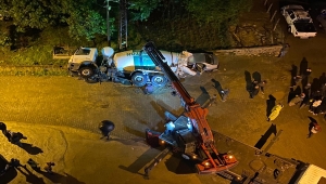 Rize'de çöken yoldaki beton mikseri otomobilin üzerine devrildi 