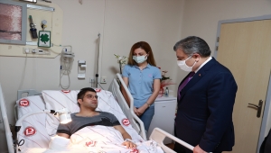 Sağlık Bakanı Koca'dan hastasının bıçaklı saldırısına uğrayan doktor Ertan İskender'e ziyaret