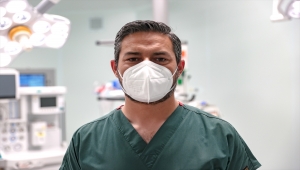 Sağlık çalışanı babalar, evlatlarına doya doya sarılabilecekleri günün hayalini kuruyor