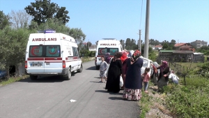 Sakarya'da elektrik direğine çarpan otomobildeki aynı aileden 3 kişi yaralandı