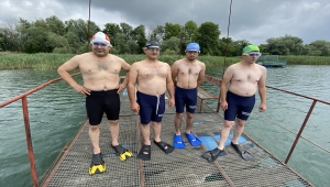 Sakarya'da görme engelli yüzücüler, Adapazarı şehitleri için Sapanca Gölü'nü yüzerek geçti