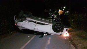 Sakarya'da otomobilin mantar bariyerlere çarparak devrilmesi güvenlik kamerasında