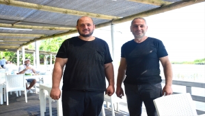 Sakaryalı hayvansever gölde bulduğu yunus yavrusunu kucağında denize taşıdı
