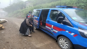 Samsun'da aşı merkezlerine gitme imkanı olmayanların yardımına jandarma yetişti