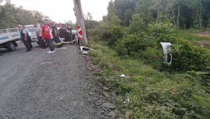 Samsun'da otomobilin aydınlatma direğine çarptığı trafik kazasında 3 kişi yaralandı