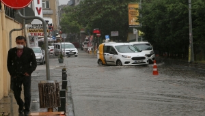 Samsun'da sağanak nedeniyle rögarlar taştı, trafikte aksamalar oldu 