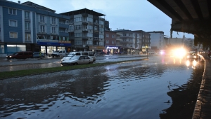 Samsun'da sağanak trafikte aksamaya neden oldu