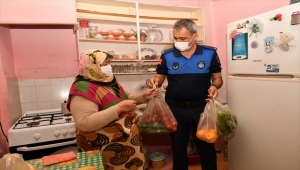 Samsun'da zabıta ekipleri hasta ve yaşlı kadının pazar alışverişini yaptı