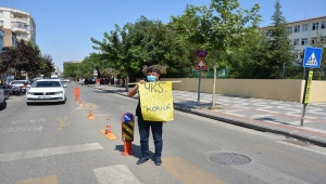 Şanlıurfa'da zabıta memurundan sürücülere sınavdaki öğrencilerin rahatsız olmaması için "korna çalmama" uyarısı