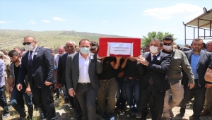 Siirt'te PKK'lı teröristlerin saldırısı sonucu şehit olan güvenlik korucusu son yolculuğuna uğurlandı