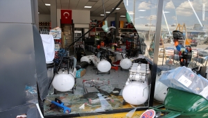 Sivas'ta bir iş yerine ve araca otomobiliyle çarparak zarar veren şüpheli gözaltına alındı