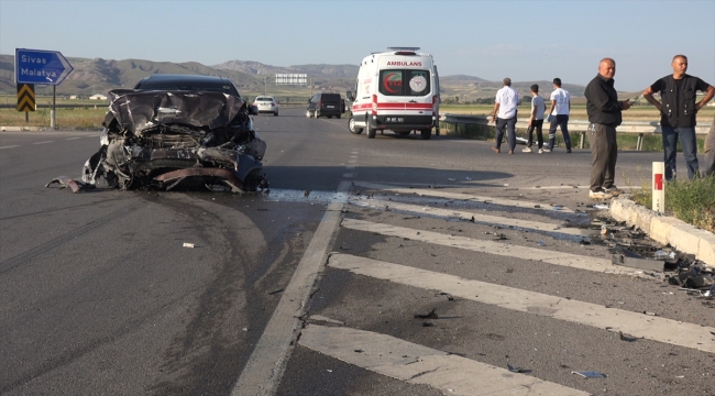 Sivas'ta hafif ticari araç ile otomobil çarpıştı: 3 yaralı 