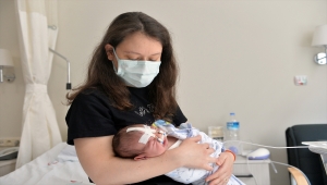 Solunum sıkıntısı çeken bebek, "dil itici" aparatla hayata tutundu