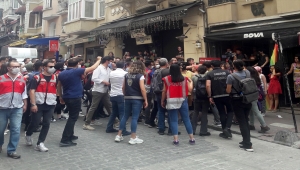 Taksim'de izinsiz yürüyüş yapmak isteyen gruba müdahale edildi