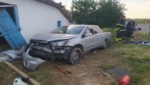 Tekirdağ'da elektrik direğine çarpan kamyonetteki 4 kişi yaralandı