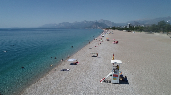 Termometrelerin 40 dereceyi gördüğü Antalya'da sıcaktan bunalanlar sahillerde yoğunluk oluşturdu