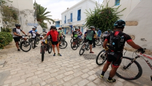 Tunuslu gençler, Cerbe Adası'ndaki tarihi yapıları görmek için kilometrelerce pedal çeviriyor