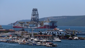 "Yavuz" sondaj gemisi Çanakkale Boğazı'ndan geçti