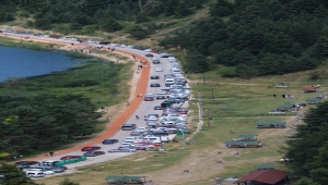 Abant Tabiat Parkı tatilcilerin akınına uğradı