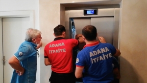 Adana'da asansörde mahsur kalan su dağıtıcısını itfaiye kurtardı