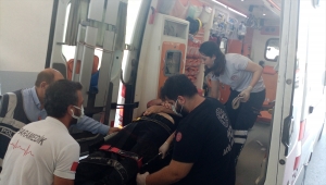 Adana'da kavgaya müdahale eden polis, kamyonetin çarpmasıyla yaralandı