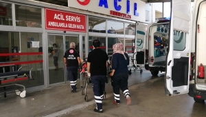 Adana'da lastiği patlayan otomobil devrildi: 4 yaralı
