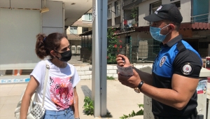 Adana'da polis, ev ve iş yerlerini gezerek Kadın Destek Uygulaması'nı anlattı