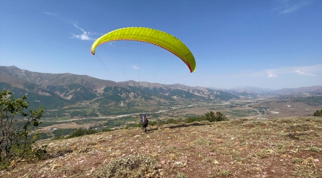 Adana Havacılık ve Adrenalin Sporları Kulübü Bingöl semalarını paraşütlerle renklendirdi