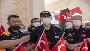 AFAD gönüllüleri, 15 Temmuz Şehitler Anıtı'na karanfil bıraktı