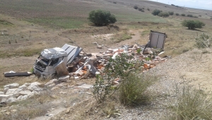 Afyonkarahisar'da şarampole devrilen kargo yüklü tırın sürücüsü öldü