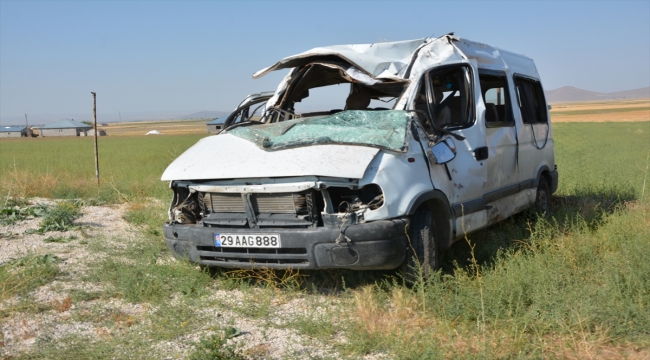 Ağrı'da minibüs devrildi: 3 ölü, 14 yaralı