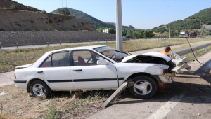 Amasya'da yol kenarındaki bariyere saplanan otomobilin sürücüsü öldü