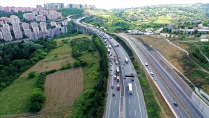 Anadolu Otoyolu'nda 4 kişinin yaralandığı trafik kazası ulaşımı aksattı