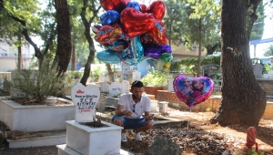 Antalya'da baloncunun çocuk mezarlarına balon bağlaması sosyal medyada ilgili gördü