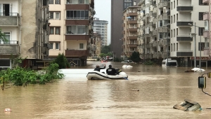 Arhavi'de ev, iş yeri ve araçlarında mahsur kalan vatandaşlar botlarla kurtarıldı