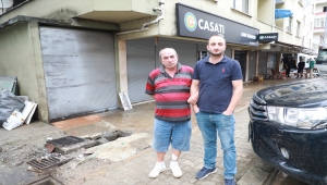 Arhavi'deki selde boğulmak üzere olan karı koca son anda botla kurtarıldı