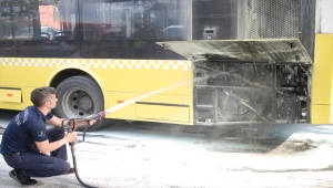 Ataşehir'de seyir halindeki özel halk otobüsünde çıkan yangın söndürüldü